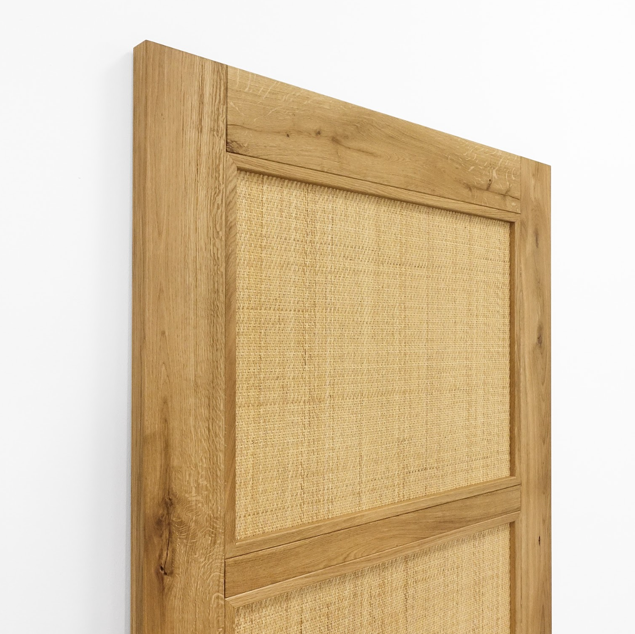 Porte sur rail coulissante en chêne et rotin opaque La fabrique du meuble