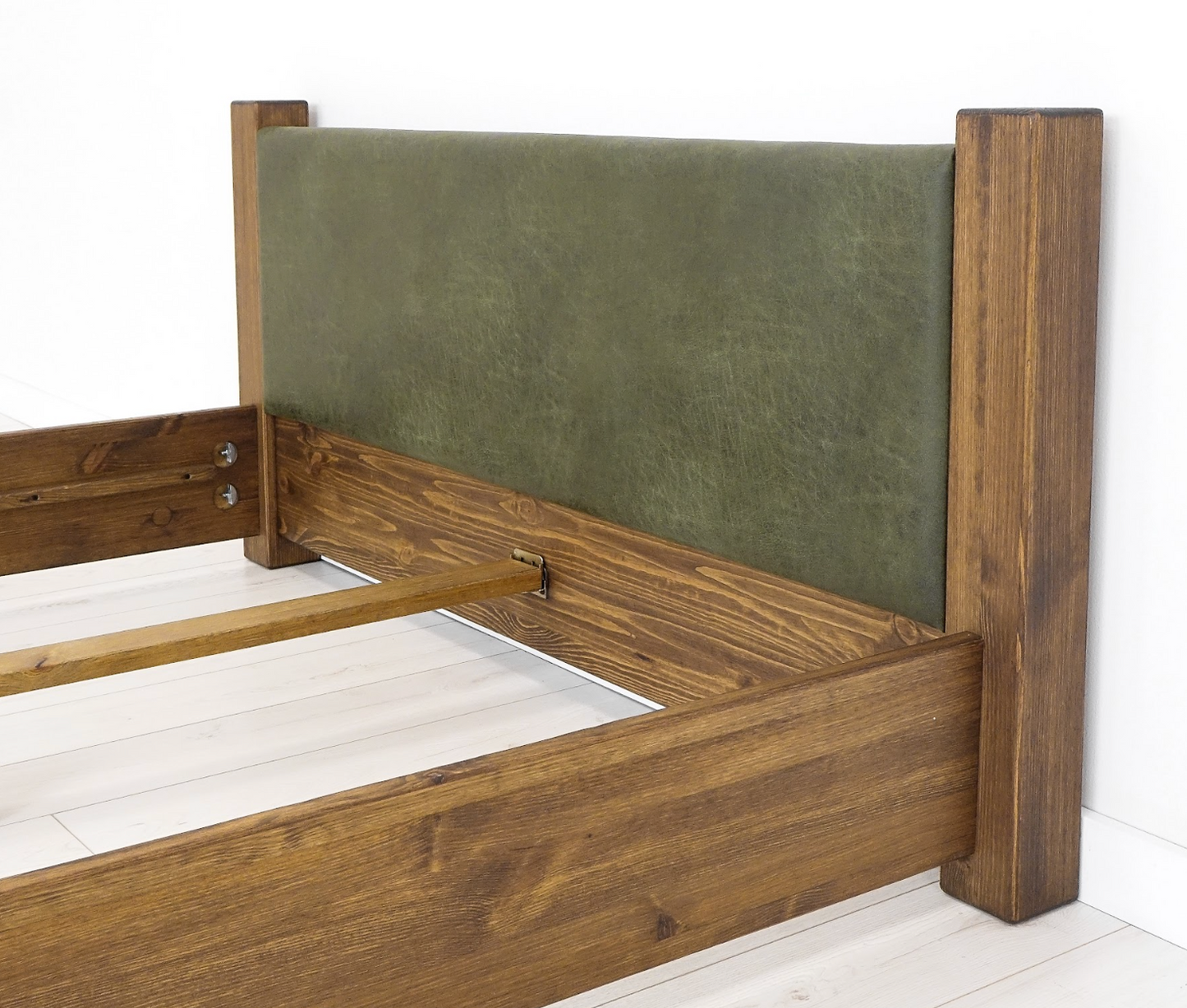 Lit double en bois brut avec une tête de lit kaki AUTHENTIQ La fabrique du meuble