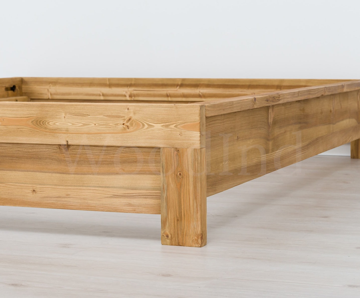 Lit en bois brut avec une grande tête de lit ESSENTIAL La fabrique du meuble