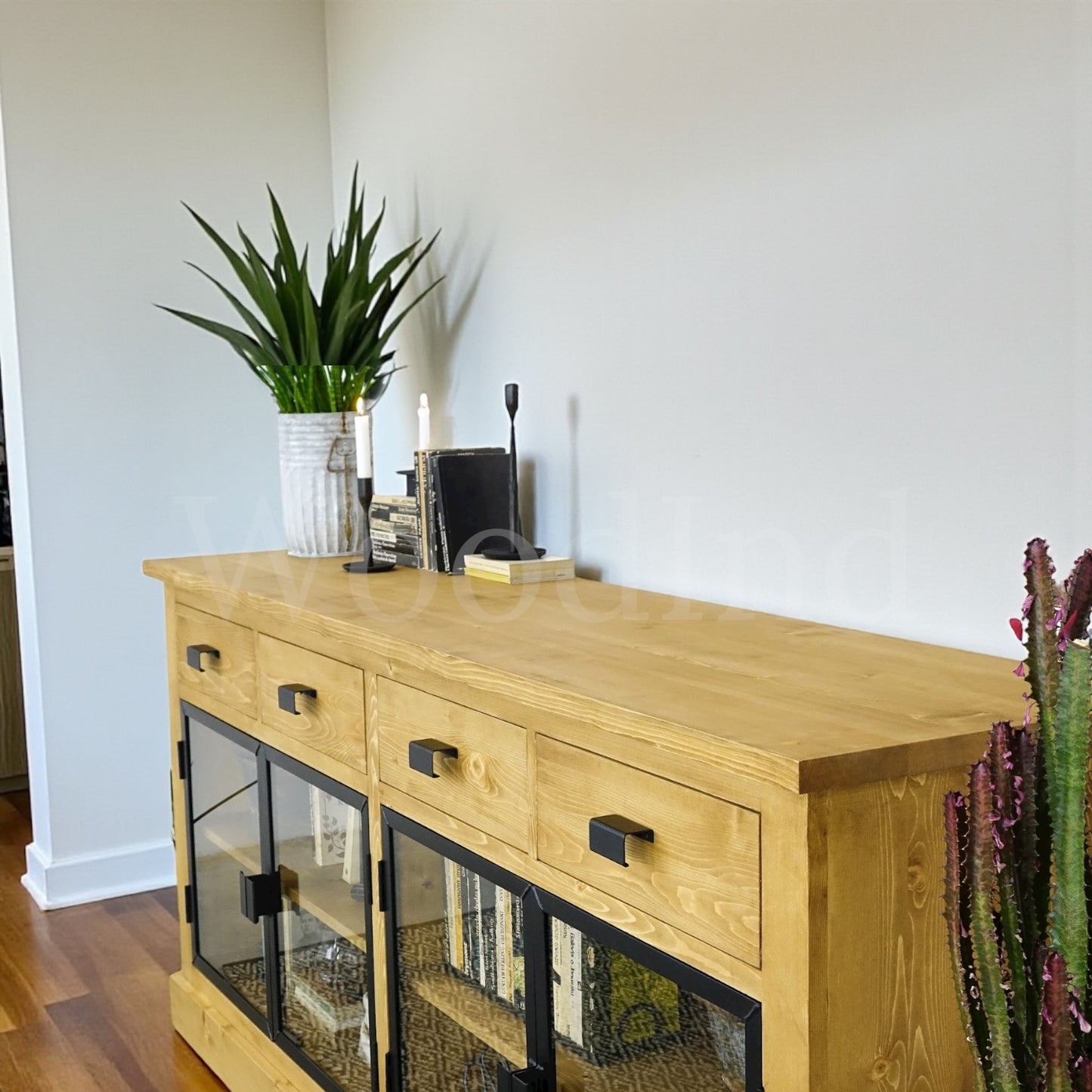 Buffet en bois massif avec quatre tiroirs et quatre porte en verre - INDUS La fabrique du meuble