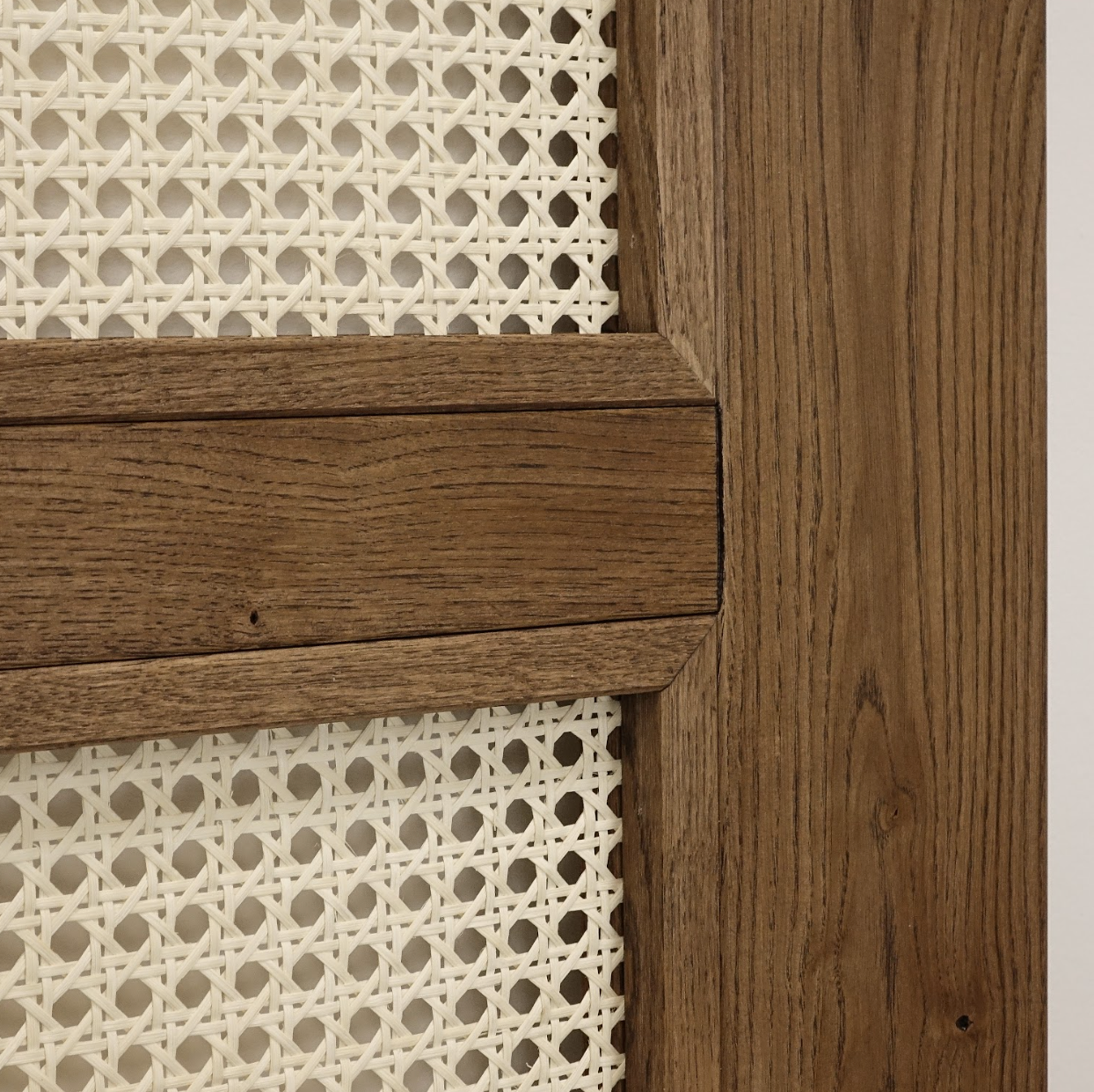 Porte coulissante sur rail en chêne et rotin La fabrique du meuble