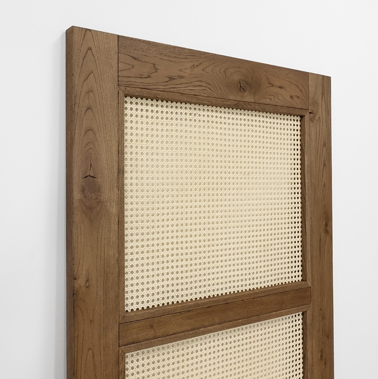 Porte coulissante sur rail en chêne et rotin La fabrique du meuble