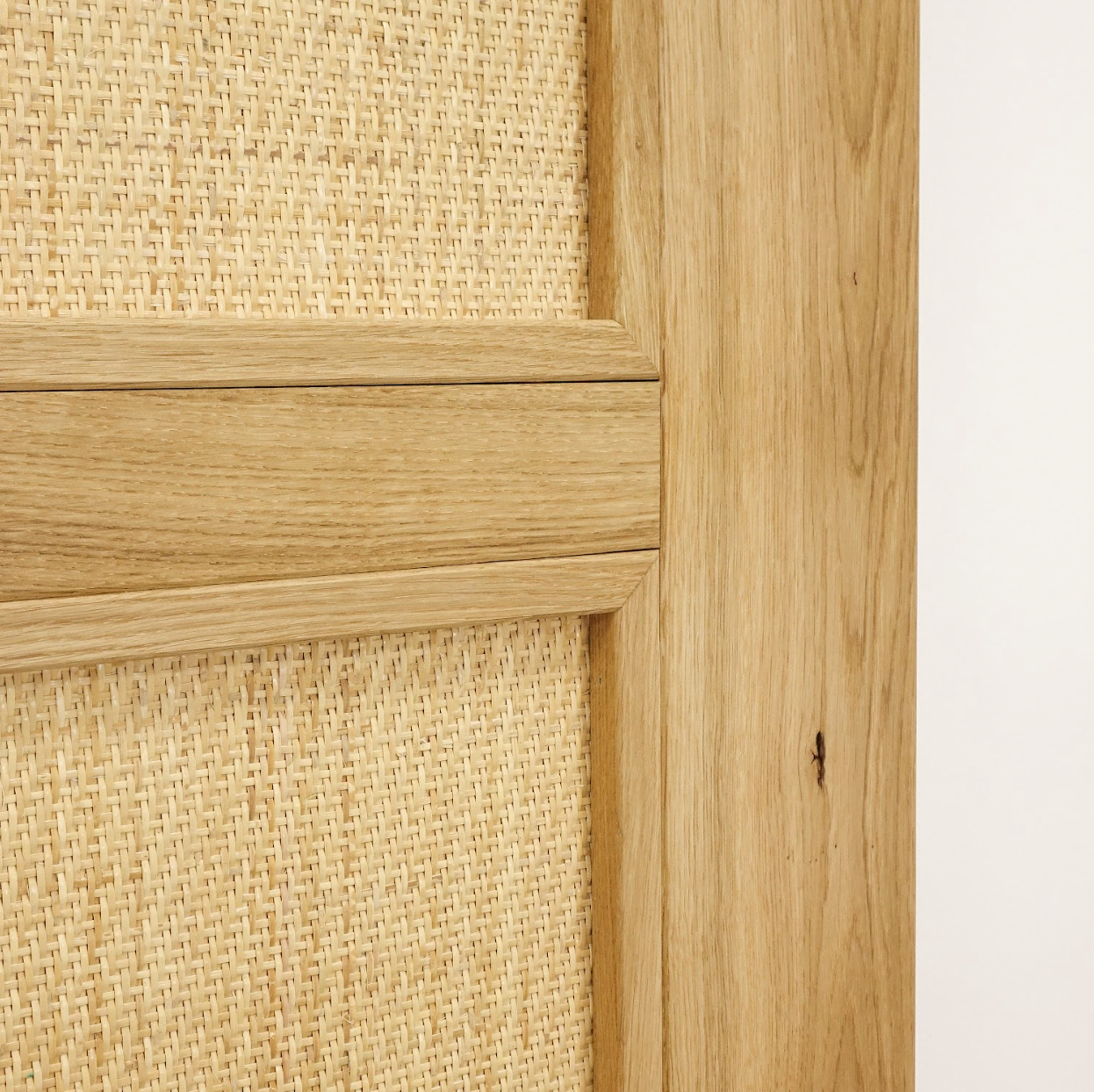 Porte sur rail coulissante en chêne et rotin opaque La fabrique du meuble