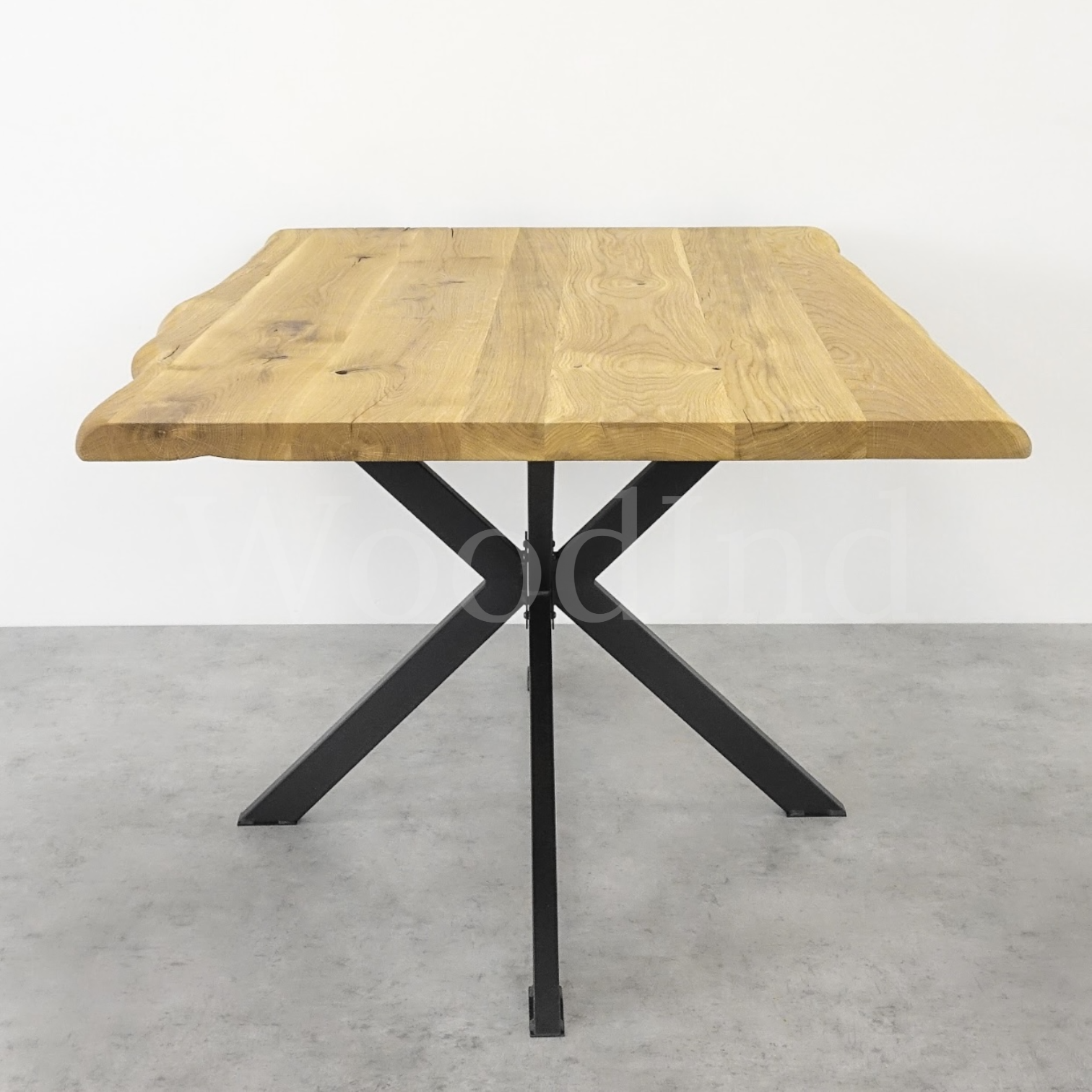 Table en chêne avec un pied centrale en fer noir - MILY La fabrique du meuble