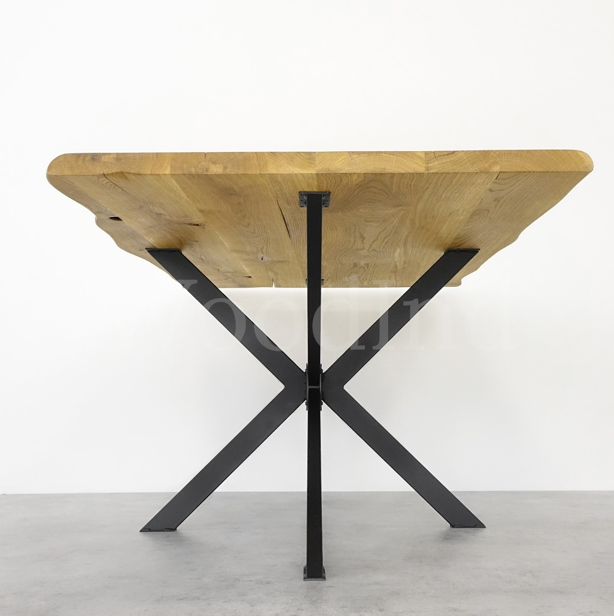 Table en chêne avec un pied centrale en fer noir - MILY La fabrique du meuble