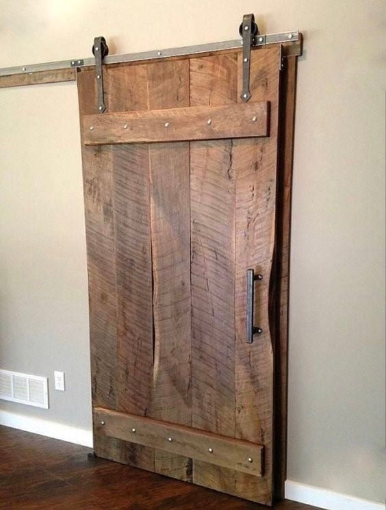 Porte coulissante en bois avec rails. - WoodInd